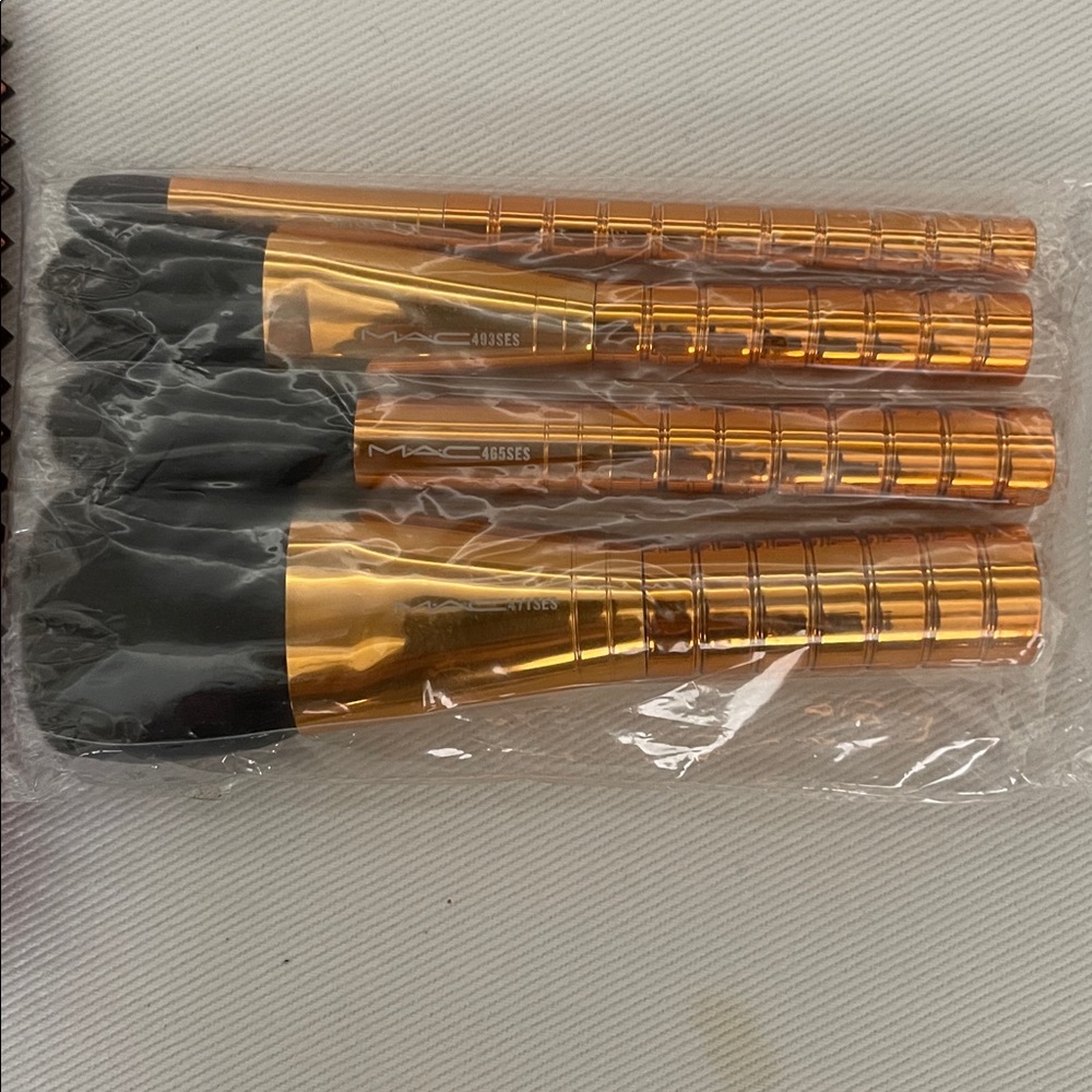 New MAC Shiny Pretty Things 4 Face Brush Party Set + Case - Picture 4 of 6